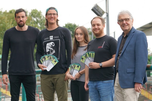 : Freuen sich, gemeinsam Studierende für das Preußenstadion zu begeistern: Malte Metzelder (Geschäftsführer Sport SC Preußen), Ulrich Rittmann (AStA Referat Diversity und Kultur). Annabell Kalsow (stv. AStA-Vorsitzende), Lars Nowak (Fachschaften Referent) und Vereinspräsident Christoph Strässer (v.l). Foto: SC Preußen Münster